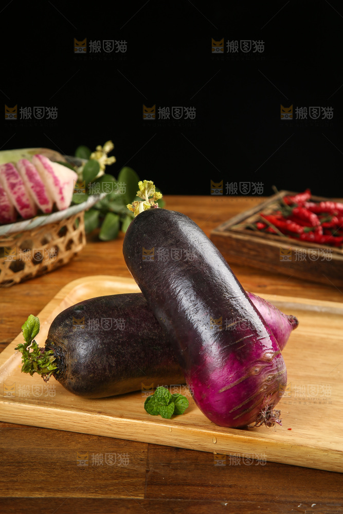 木底上的冰激凌红宝石萝卜