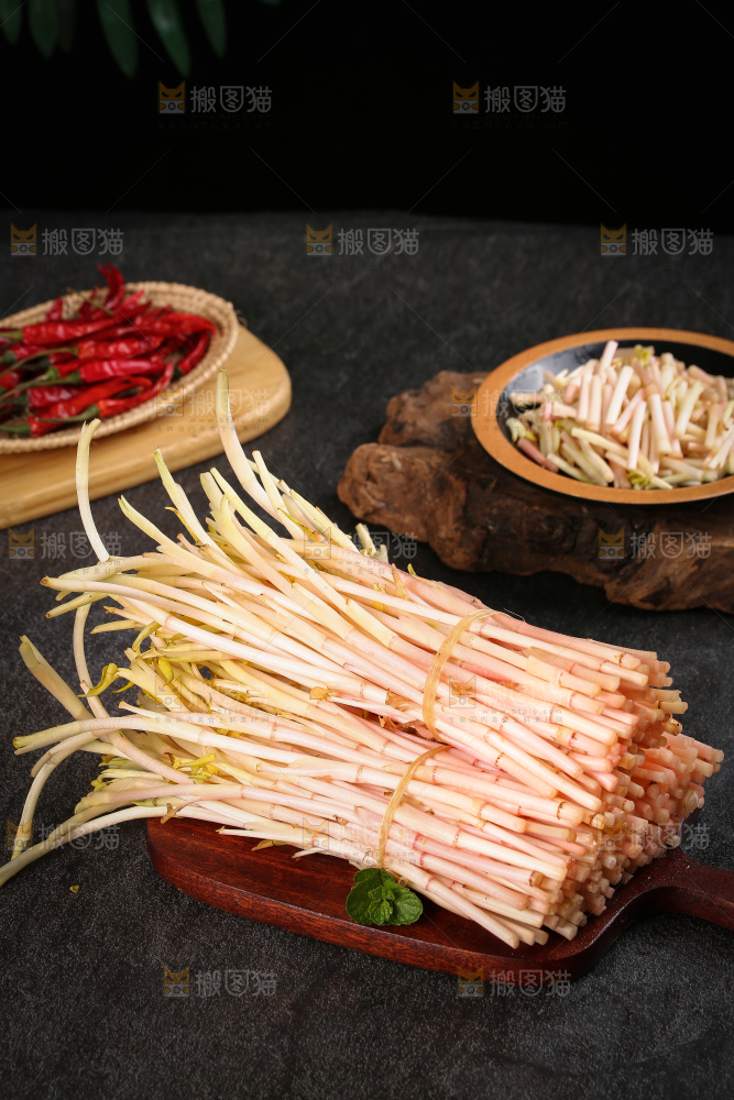 木板上放着鱼腥草嫩芽
