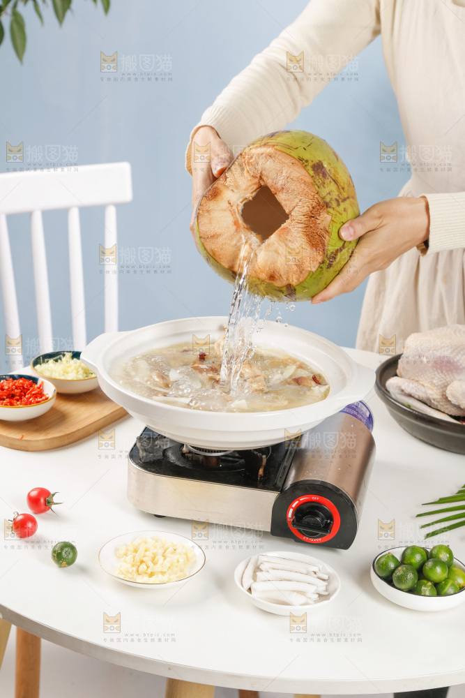手里倒着椰汁