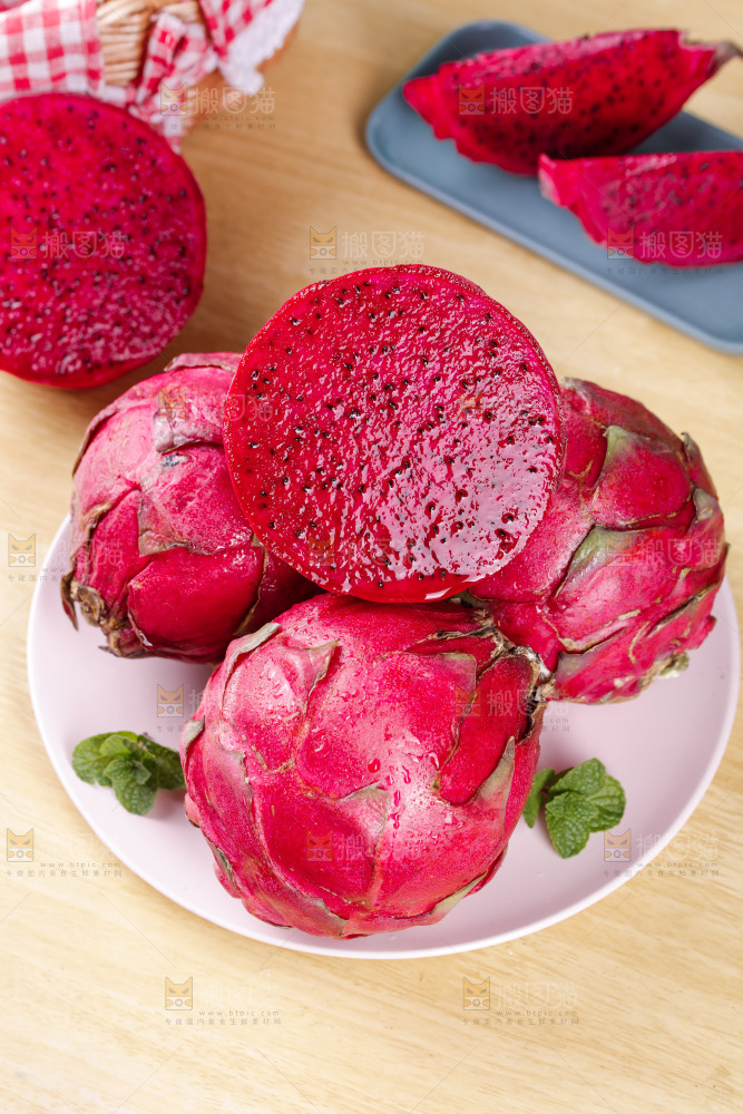 一盘红心火龙果