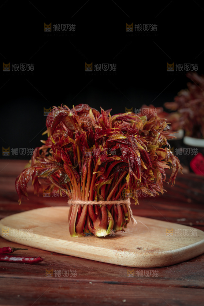 木板上放着红油香椿