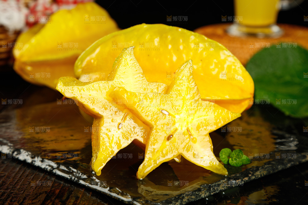 黑底上的杨桃