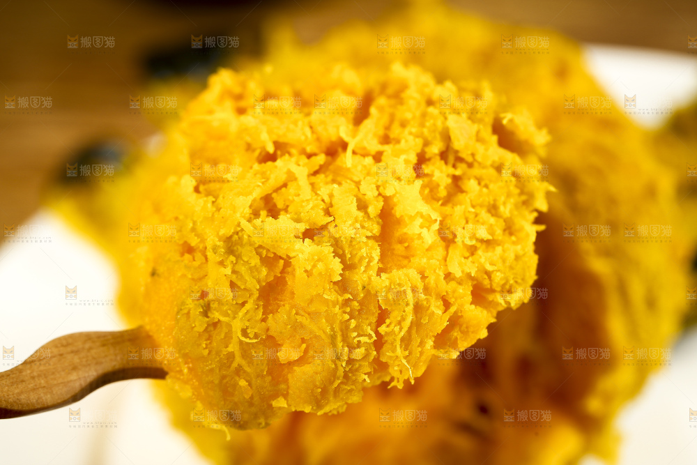 勺子上舀着贝贝南瓜