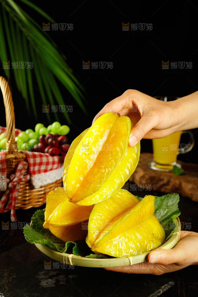 手里拿着杨桃