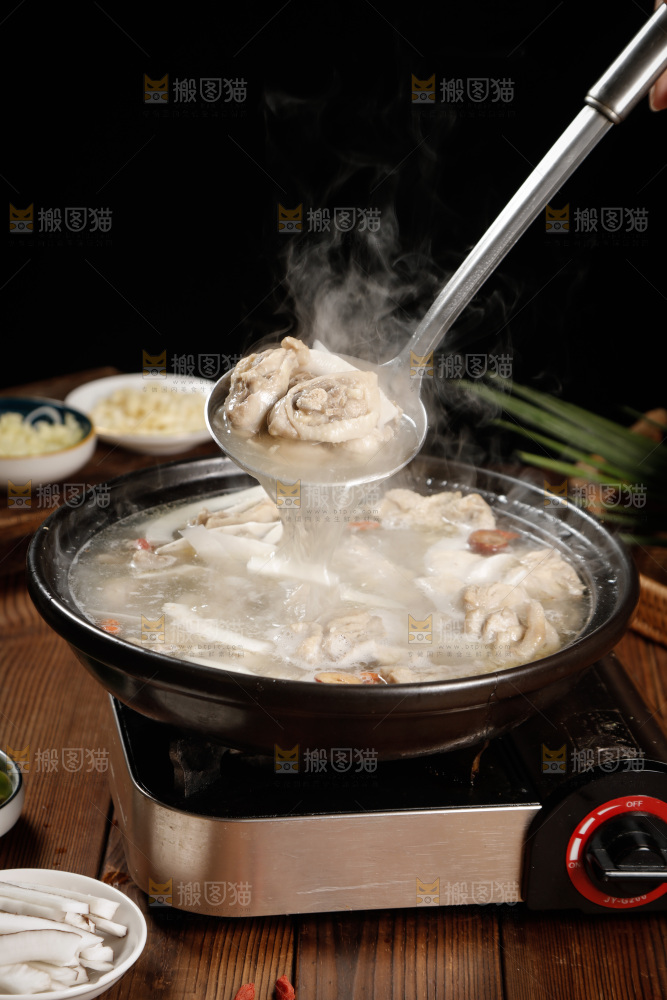 勺子上舀着椰子鸡汤