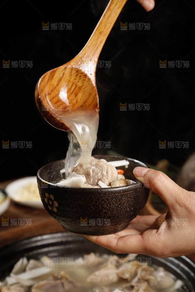 手里端着一碗椰子鸡汤