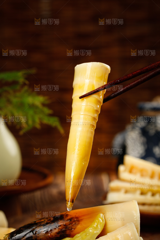 筷子上夹着泡椒笋