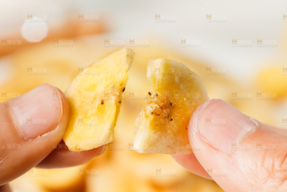 手里拿着香蕉片