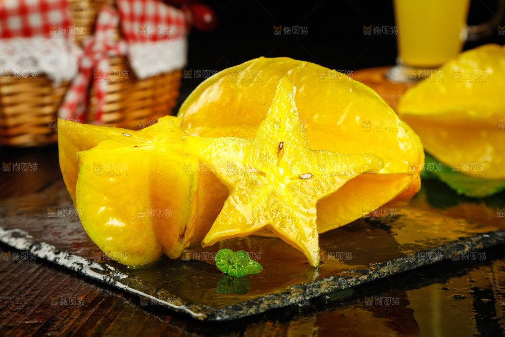 黑底上放着五角星杨桃