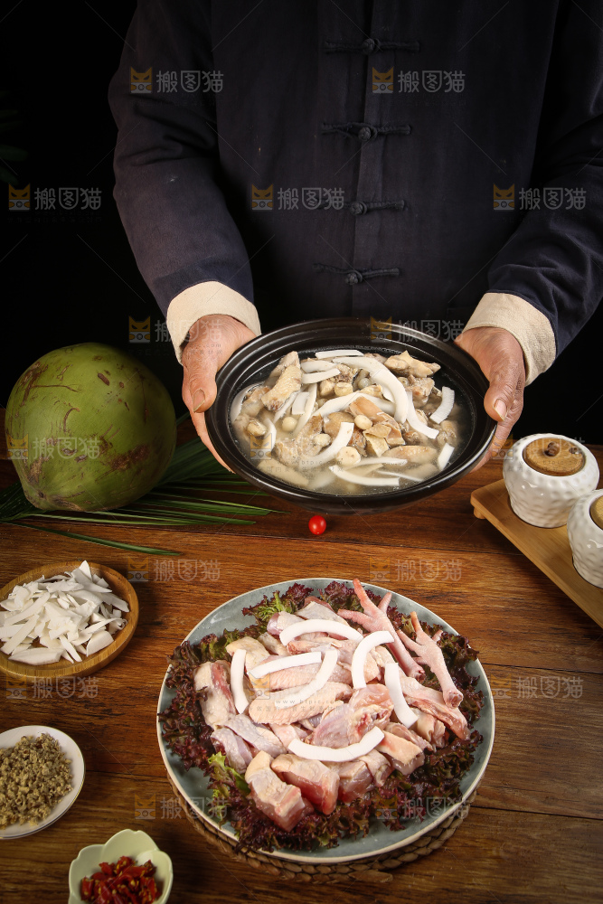 手里端着椰子鸡汤