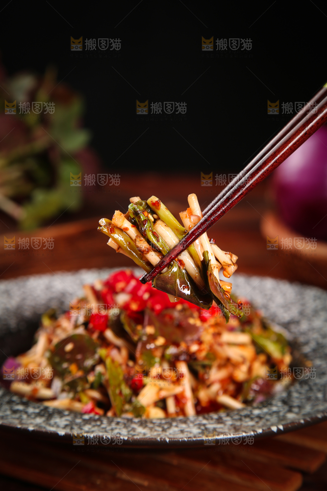 筷子上夹着鱼腥草
