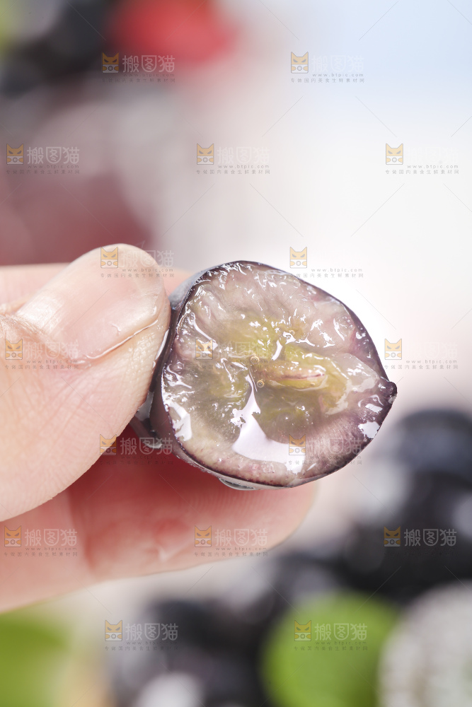 手里拿着树葡萄