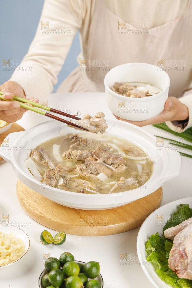 筷子上夹着椰子鸡