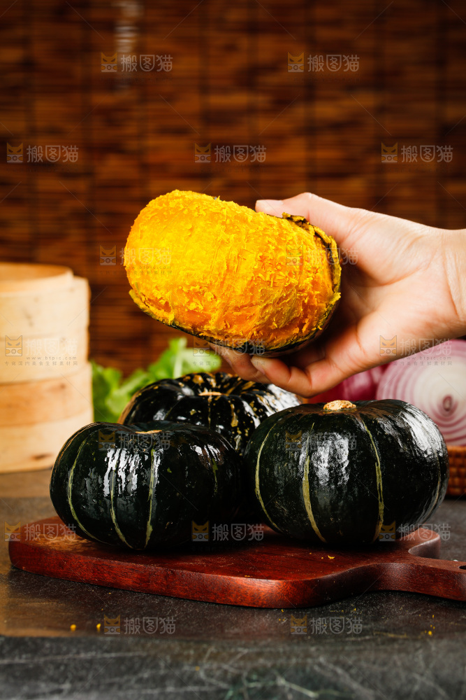 手里拿着板栗南瓜
