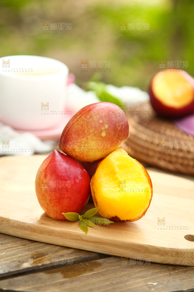 木底上的澳洲桃驳李