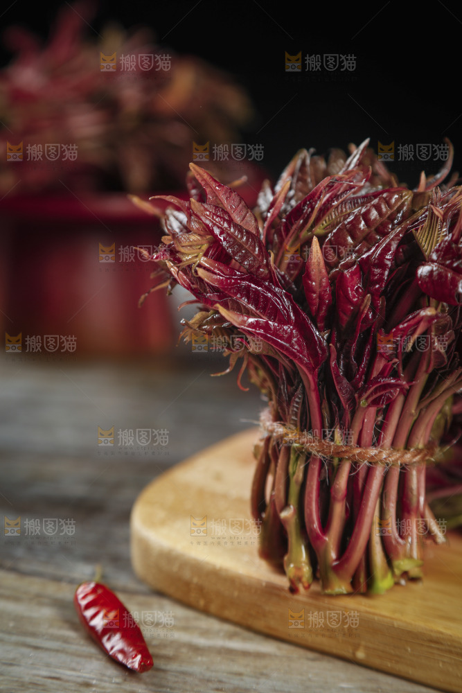 木板上放着一堆红油香椿芽