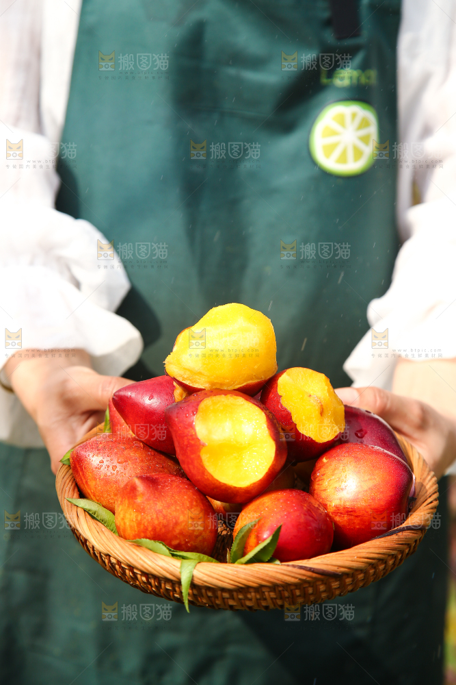手里端着一篮桃驳李