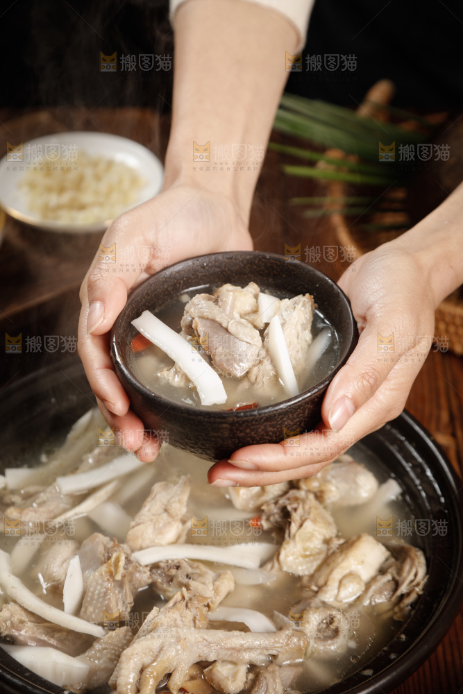 手里端着一碗椰子鸡汤