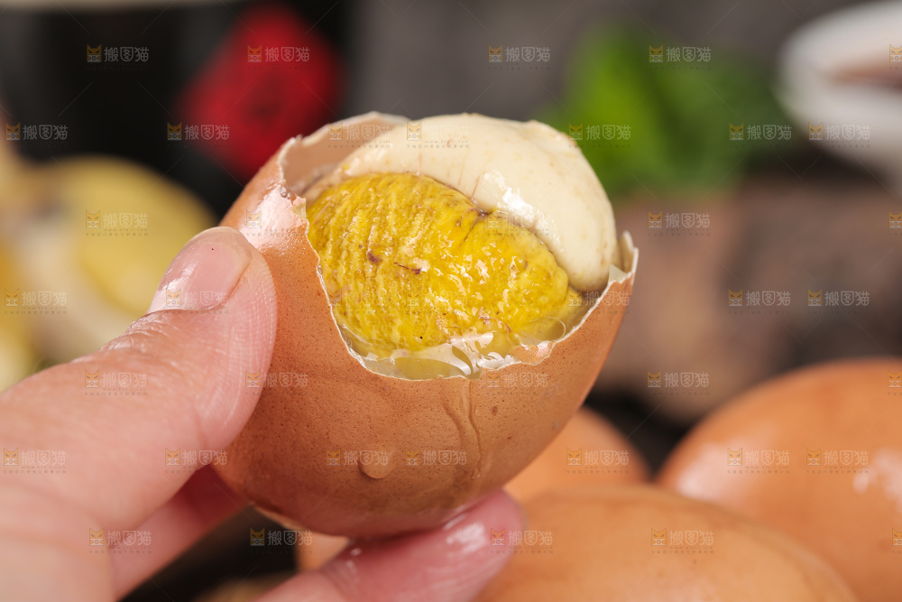 手里拿着凤凰蛋
