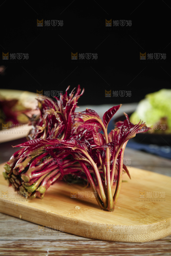 木板上放着红芽香椿