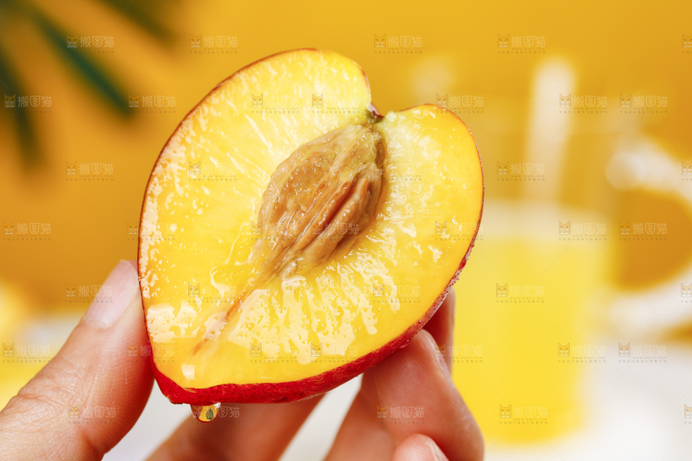 手里拿着桃驳李