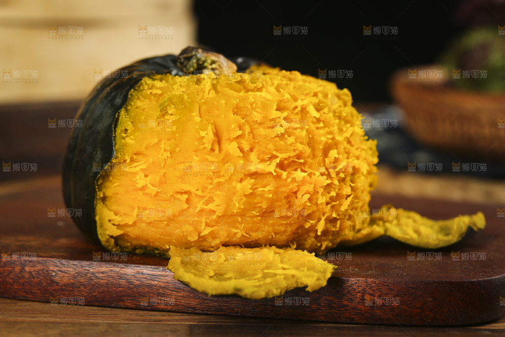 木板上放着板栗贝贝南瓜