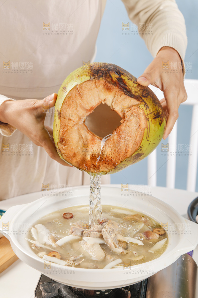 手里倒着椰汁