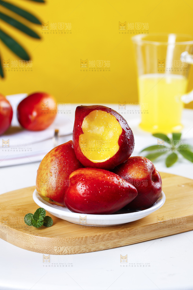 一盘新鲜桃驳李