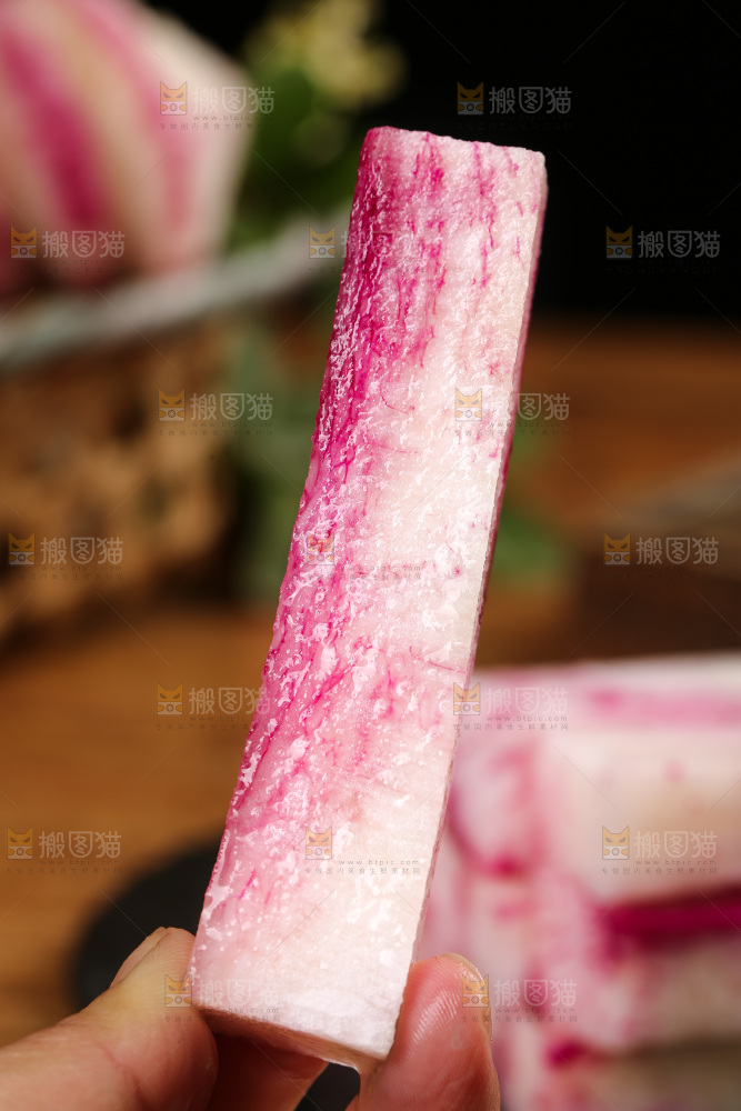 手里拿着冰激凌萝卜条