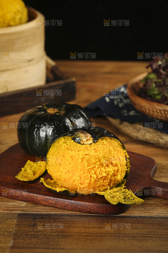 木板上放着板栗贝贝南瓜