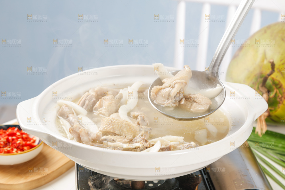 勺子上舀着椰子鸡