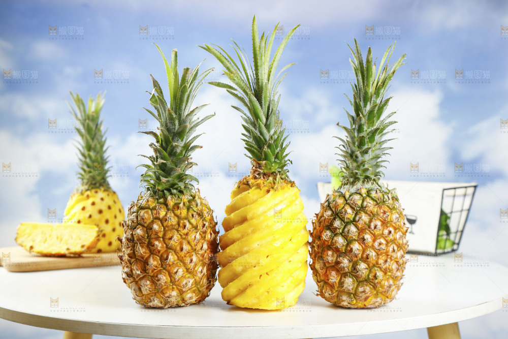 一堆新鲜菠萝