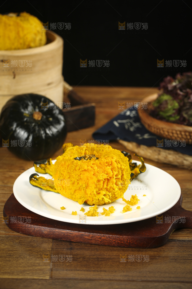 盘子里放着板栗南瓜