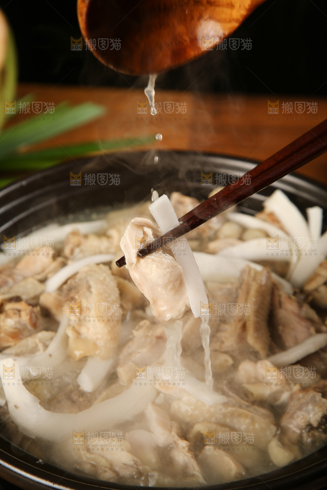 筷子上夹着椰子鸡