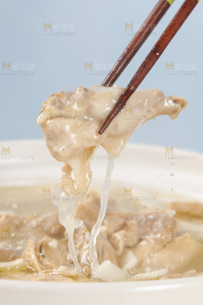 筷子上夹着椰子鸡