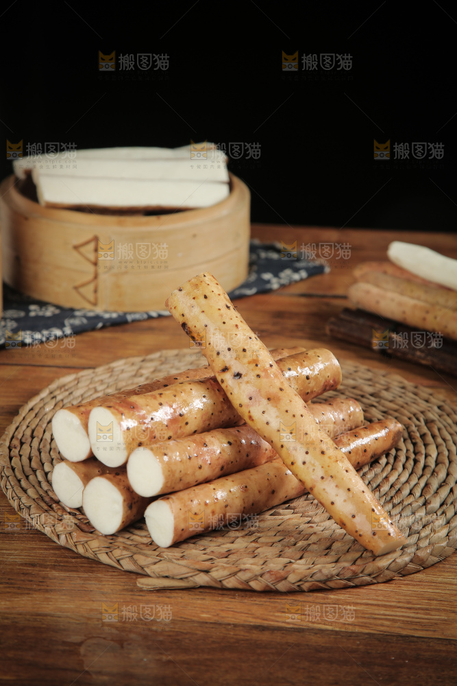 藤垫上放着一堆铁棍山药