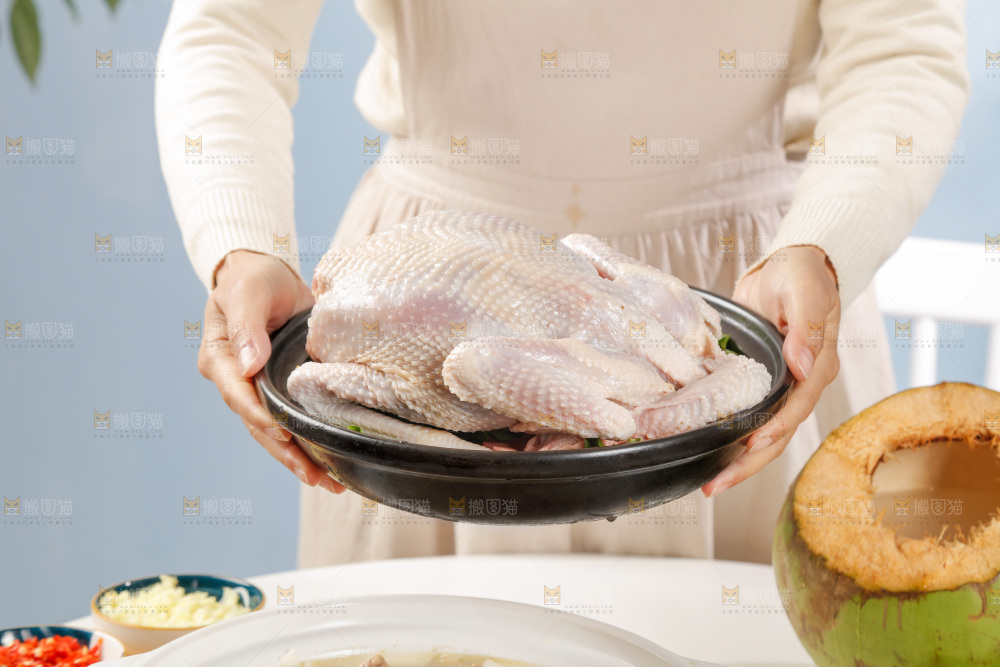 手里端着土鸡