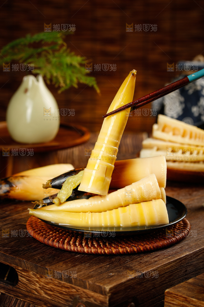 筷子上夹着泡椒笋