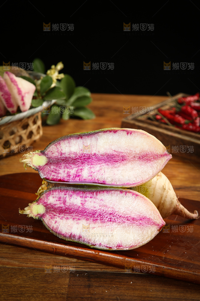 木底上放着冰激凌糖心萝卜
