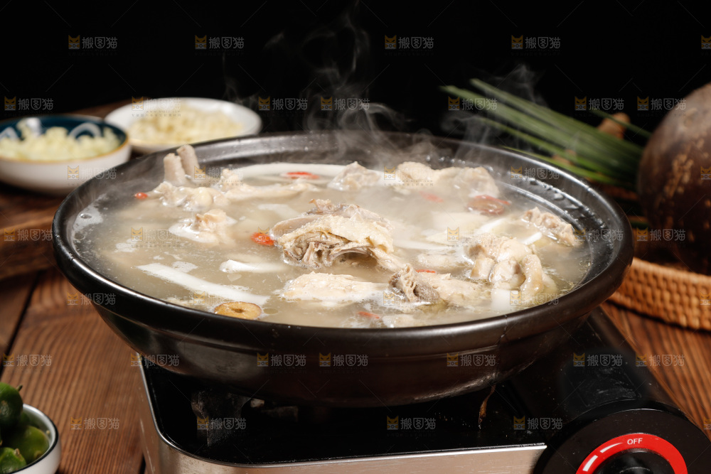 木底上放着椰子煲鸡