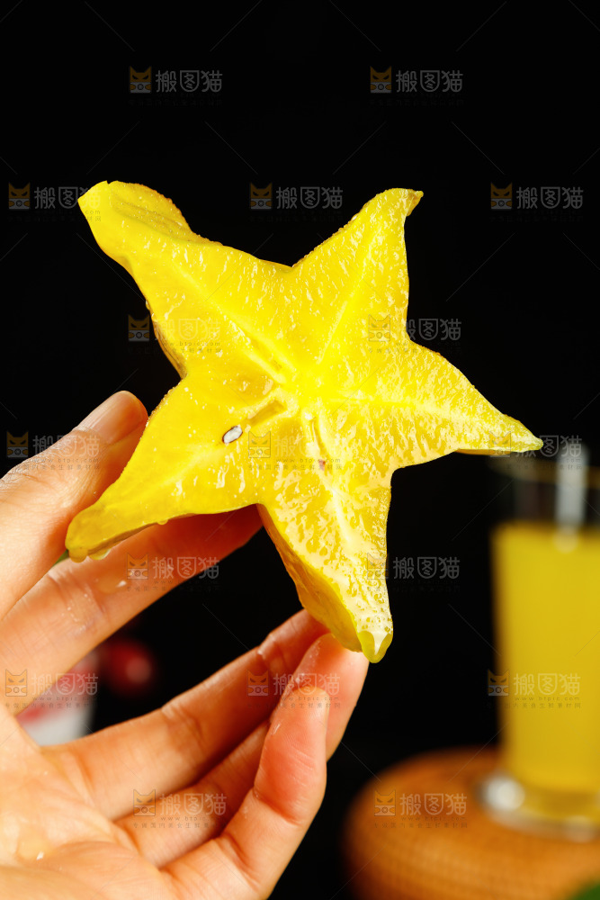手里拿着五角星杨桃
