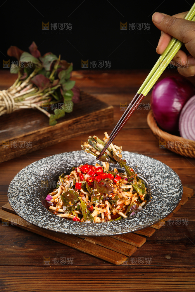 筷子上夹着鱼腥草