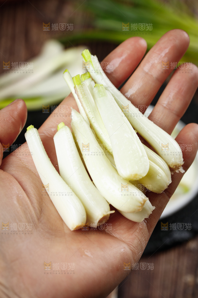 手里拿着荞头