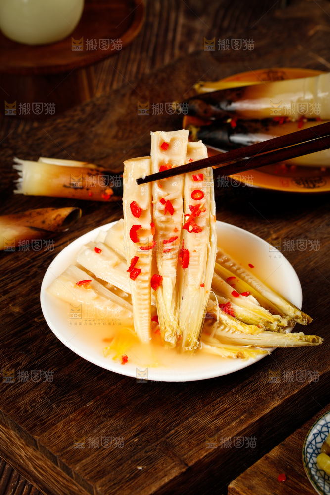 筷子上夹着香辣味手剥笋