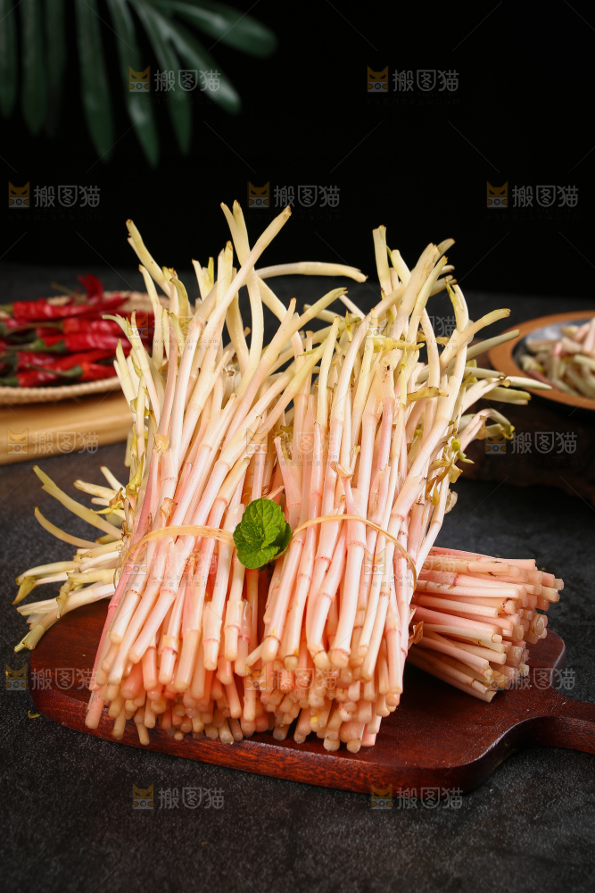 木板上放着鱼腥草嫩芽