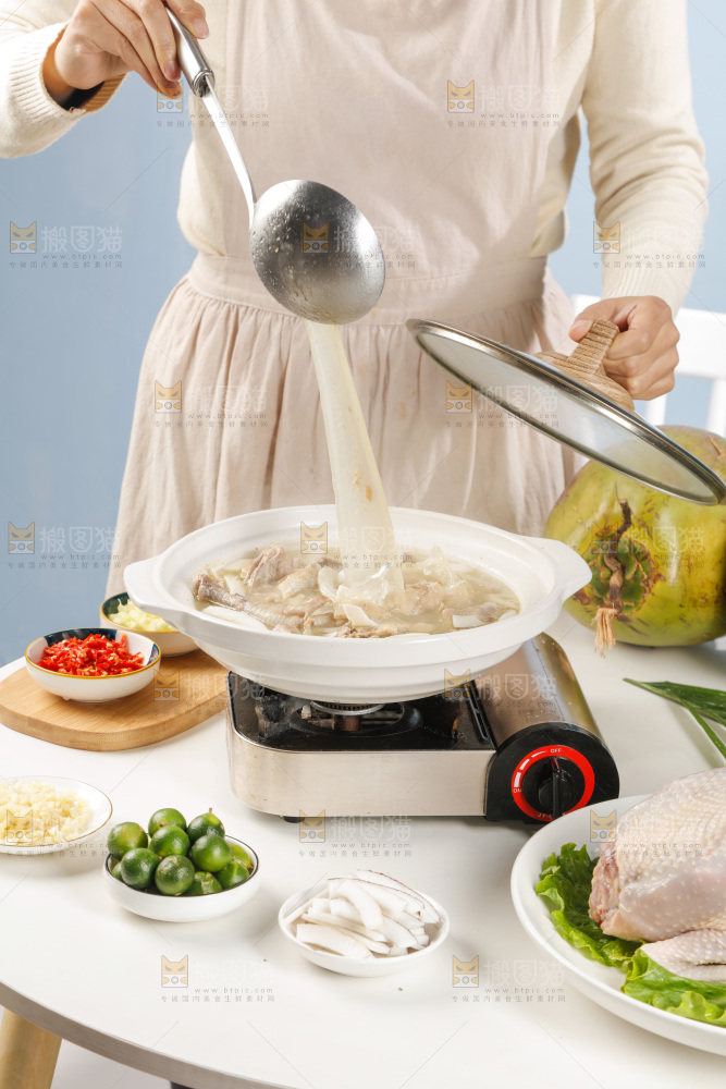 勺子上舀着椰子鸡汤