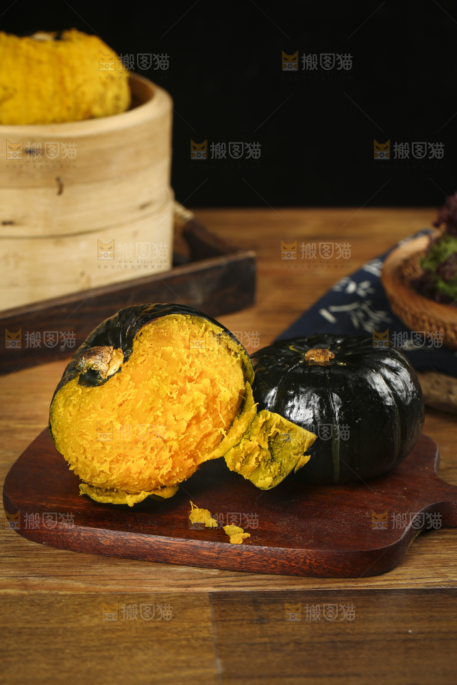 木板上放着板栗贝贝南瓜
