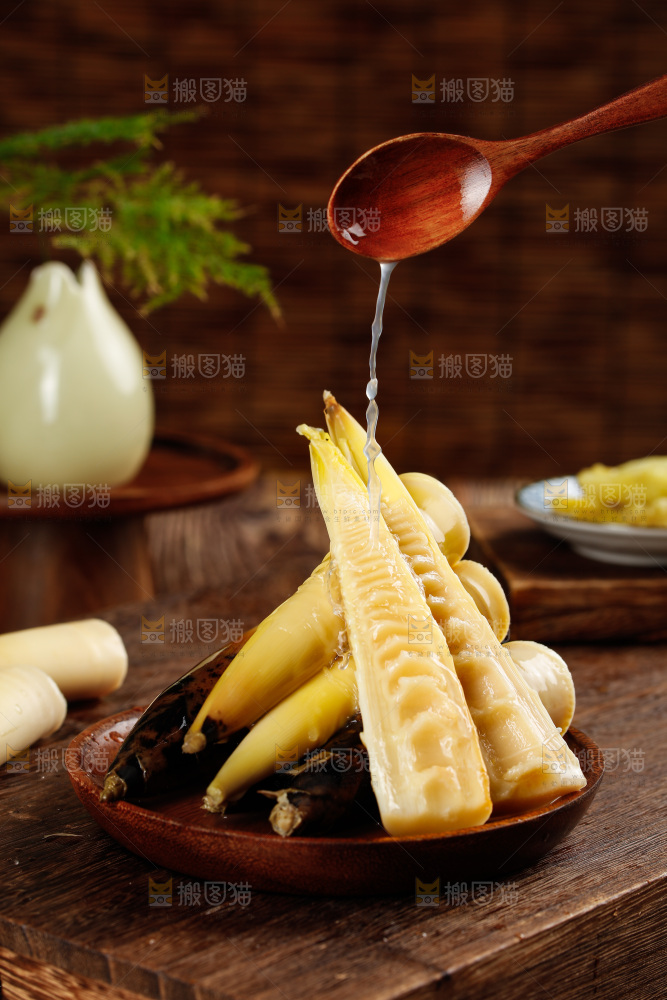 木底上放着一盘老汤味手剥笋