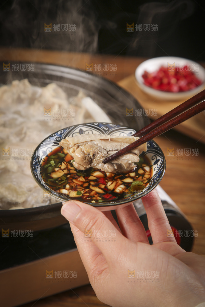 蘸汁的椰子鸡