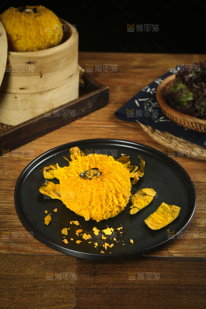 盘子里放着板栗南瓜